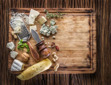 Farklı türleri ile fındık ve otlar peynir.