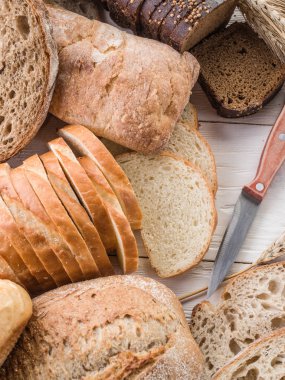 O halde çörekleri ve ahşap masa üzerinde bir buğday.