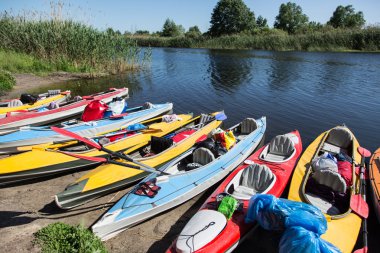 Nehir kıyısında Kano.