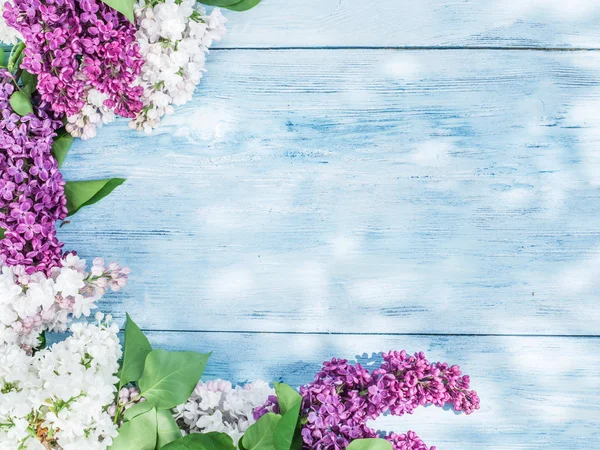 Flores lilás florescendo na velha mesa de madeira . — Fotografia de Stock