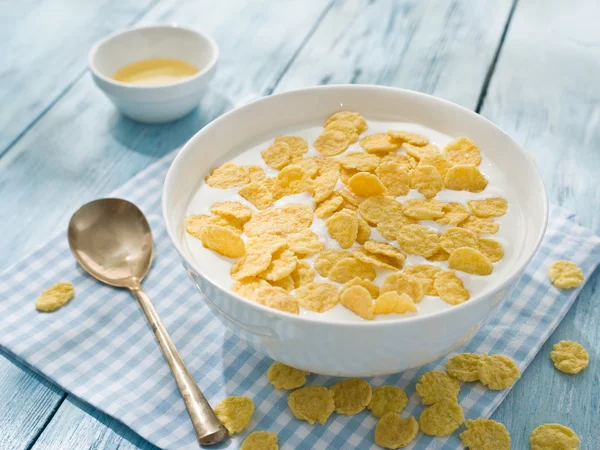 Copos de maíz cereales y leche . —  Fotos de Stock