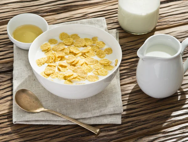Copos de maíz cereales y leche . —  Fotos de Stock