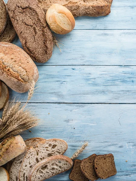 Le pain et le blé sur le bureau en bois . — Photo