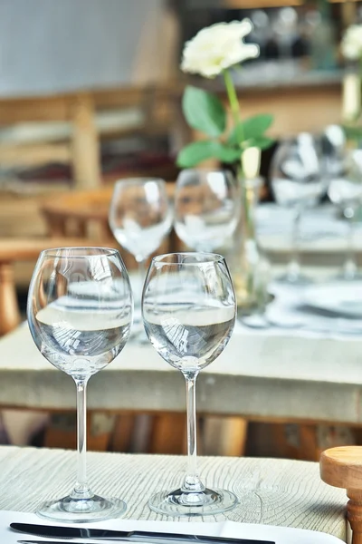 Cenário de mesa com copos de vinho no café vintage . — Fotografia de Stock