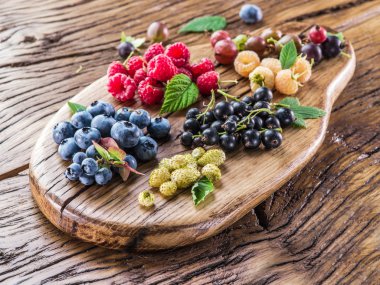 Eski ahşap tahta üzerinde olgun çilek.