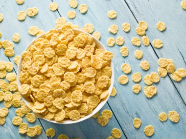 Beyaz kase mısır gevreği. 