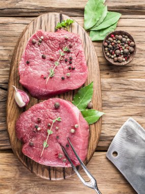 Ham beaf biftek ile ahşap bir gemide baharat.