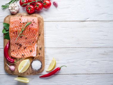 Kesme tahtası üzerinde taze somon.