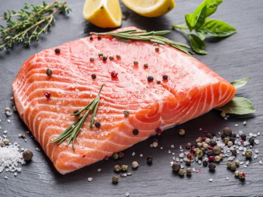 Siyah kesme tahtası üzerinde taze somon.