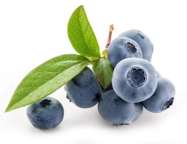 Ripe berries in the wooden bowl over green grass. — Stock Photo, Image