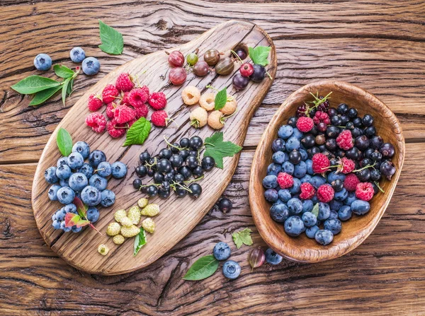 Reife Beeren auf der alten Holzplanke. — Stockfoto