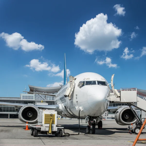 Equipamento de assistência em terra e avião no aeroporto . — Fotografia de Stock