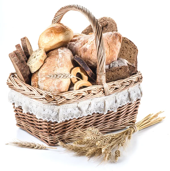 Различные виды хлеба в корзине . — стоковое фото
