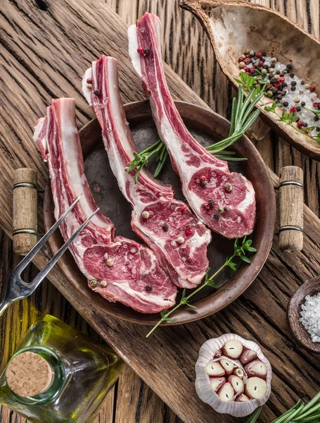 Chuletas de cordero crudas con ajo y hierbas . —  Fotos de Stock