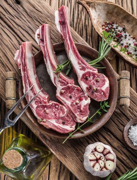 Raw lamb chops with garlic and herbs.