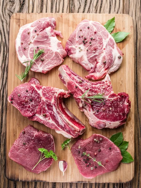 Carne crua com especiarias . — Fotografia de Stock