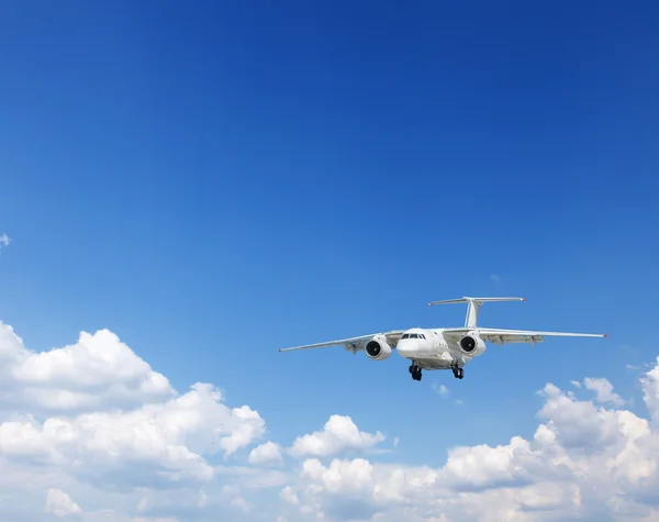 Branco heap nuvens e avião no céu azul . — Fotografia de Stock