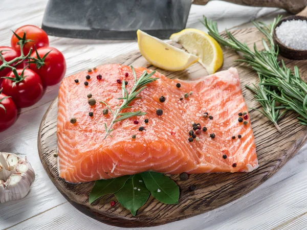 Salmon segar di papan potong . — Stok Foto