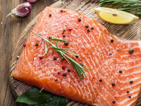 Salmón fresco en la tabla de cortar . — Foto de Stock