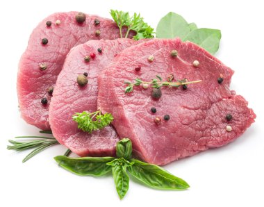 Ham beaf biftek ile baharat beyaz bir arka plan üzerinde.