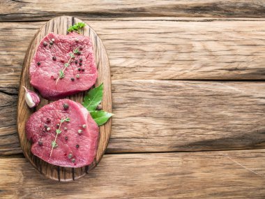 Ham beaf biftek ile ahşap bir gemide baharat.