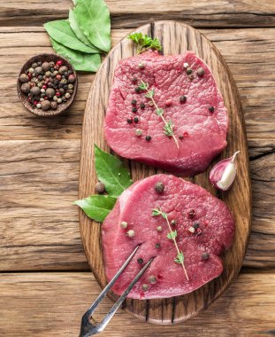 Ham beaf biftek ile ahşap bir gemide baharat.