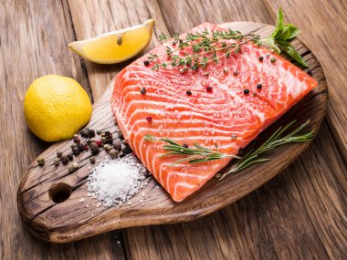 Kesme tahtası üzerinde taze somon.