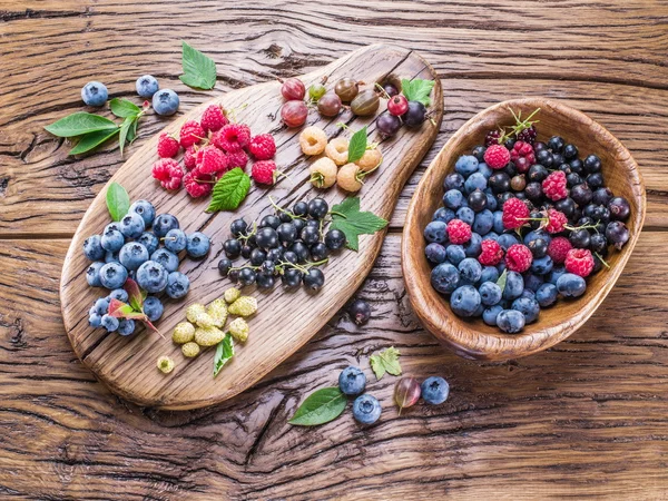 Bacche mature sulla vecchia tavola di legno . — Foto Stock