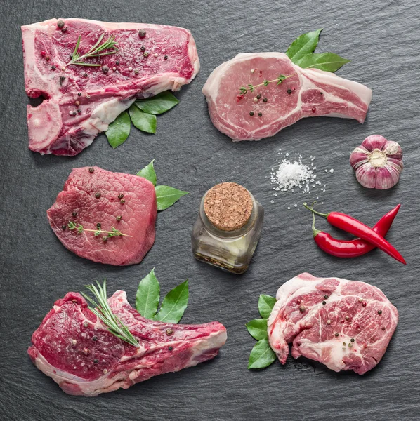 Carne crua com especiarias . — Fotografia de Stock