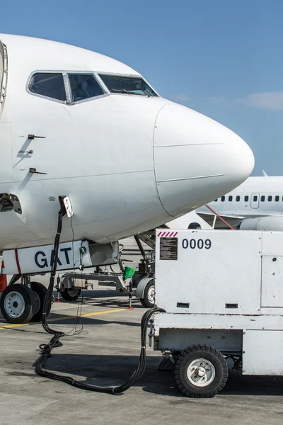 Equipamento de assistência em terra e avião no aeroporto . — Fotografia de Stock