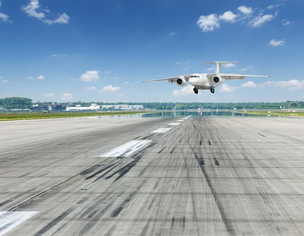 Посадка літака на злітно-посадкову смугу в аеропорту . — стокове фото