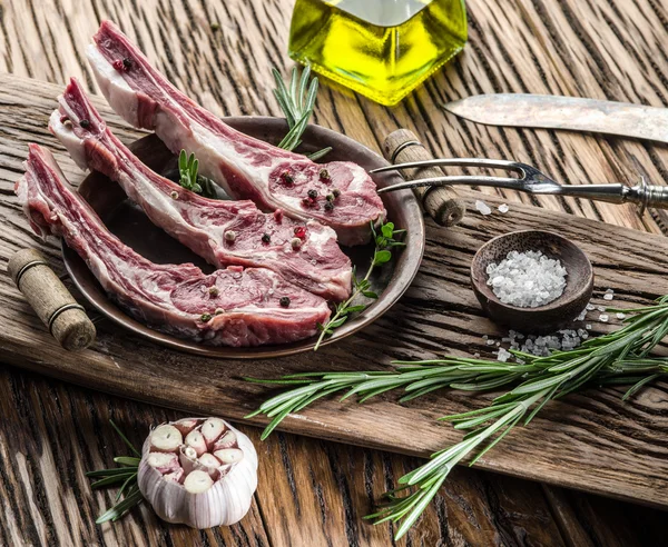 Raw lamb chops with garlic and herbs. — Stock Photo, Image