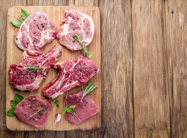 Carne crua com especiarias . — Fotografia de Stock