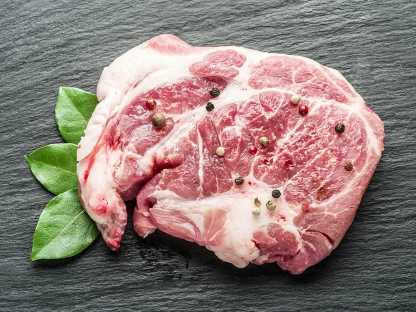 A fekete vágódeszka fűszerek nyers marhahús steak-EK. — Stock Fotó