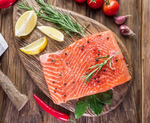 Salmón fresco en la tabla de cortar . —  Fotos de Stock