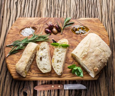 Ciabatta, zeytin ve mavi peynir.