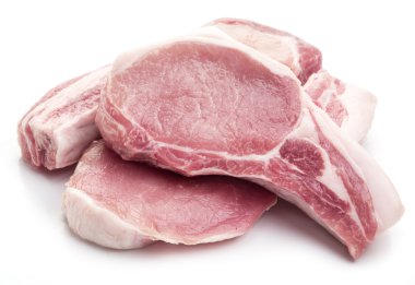 Çiğ domuz eti et dilimleri.