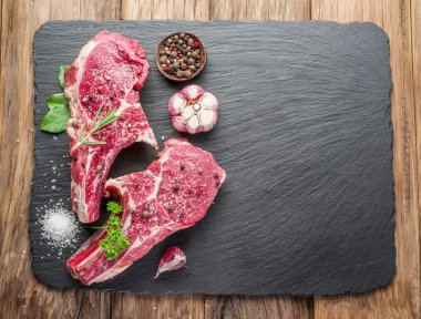 Ham beaf biftek ile baharat beyaz bir arka plan üzerinde.