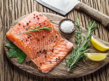 Kesme tahtası üzerinde taze somon.