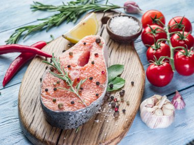 Kesme tahtası üzerinde taze somon.