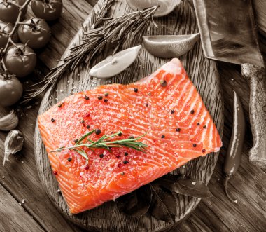 Kesme tahtası üzerinde taze somon.