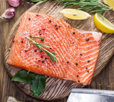 Kesme tahtası üzerinde taze somon.