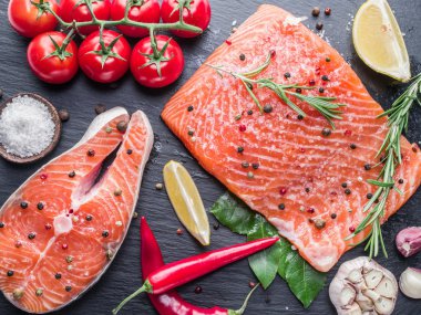 Kesme tahtası üzerinde taze somon.