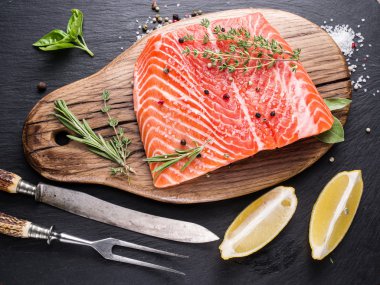 Kesme tahtası üzerinde taze somon.