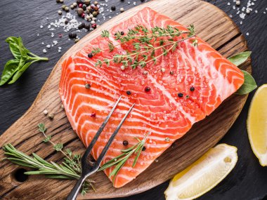 Kesme tahtası üzerinde taze somon.