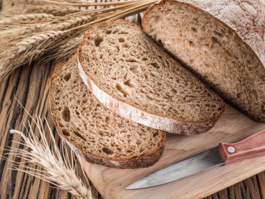 Siyah ekmek üzerinde ahşap tahta dilimlenmiş.