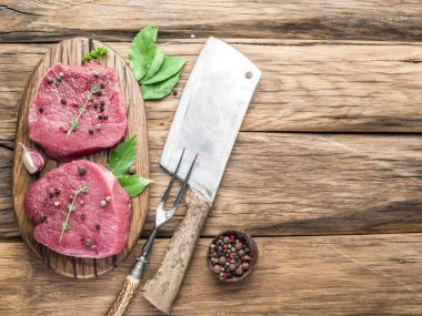 Ham beaf biftek ile ahşap bir gemide baharat.