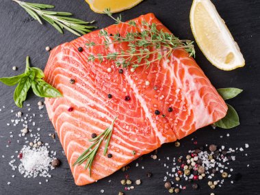 Siyah kesme tahtası üzerinde taze somon.