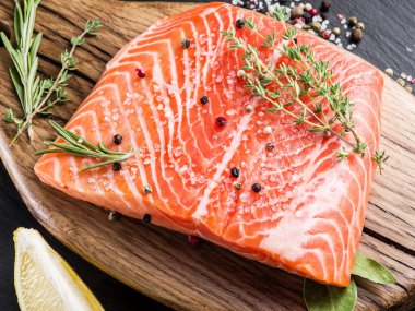 Kesme tahtası üzerinde taze somon.