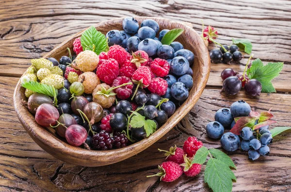 Reife Beeren in der Holzschale. — Stockfoto